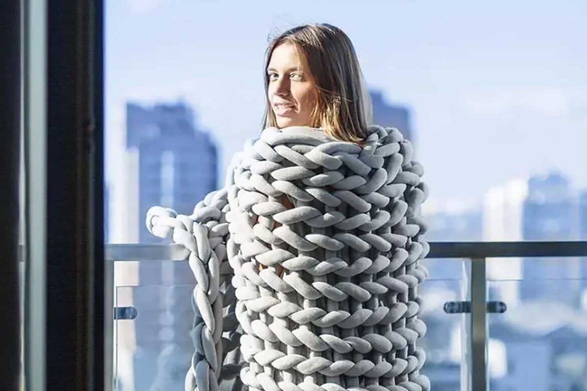 Chunky wool blanket: A giant arm knitting yarn throw blanket