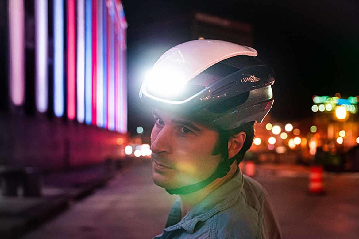 Built-in Turn Signals of This Bike Helmet Was Controlled By an Apple Watch | Lumos Ultra