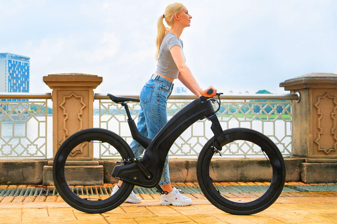 Reevo Hubless Bike | A Futuristic-Looking E-Bikes With Spokeless Wheel Technology!