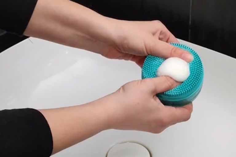 Handso | A Bar Soap Container With Silicone Bristles