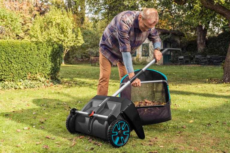 Gardena: A rolling leaf sweeper collects large amounts of dry leaves at once