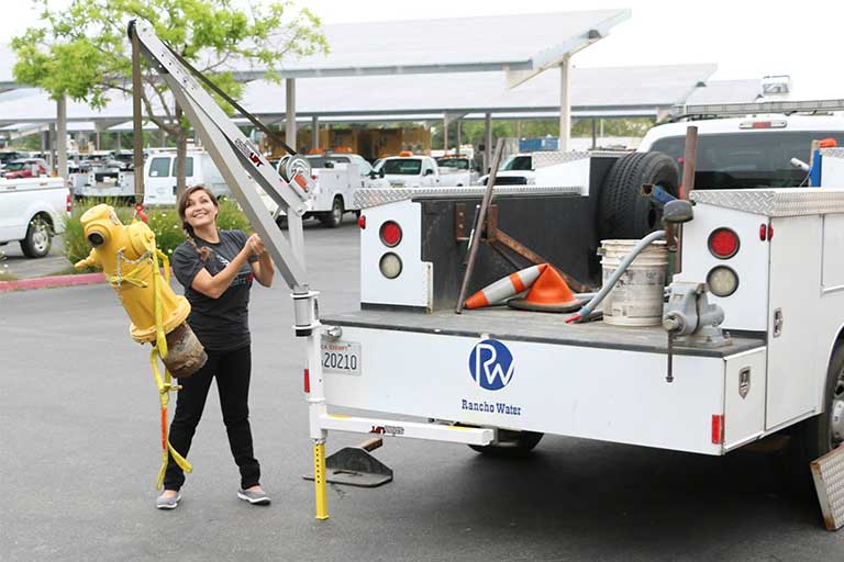 SpitzLift: This portable mini pickup truck-mounted crane saves your back