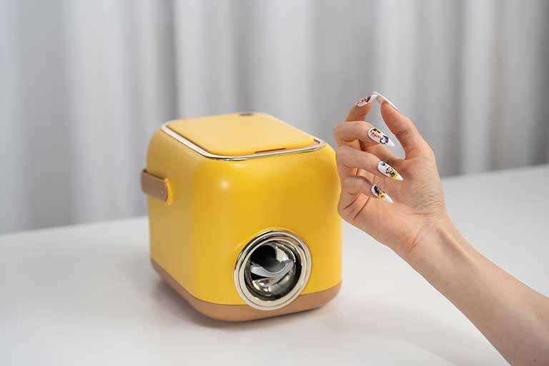 The-Naepca-portable-manicure-machine-prints-finger-nail-art-within-15-seconds