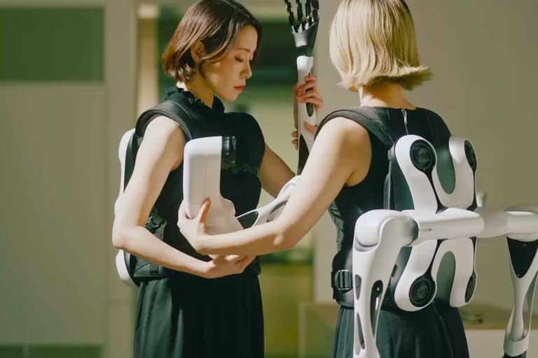 AI-powered robotic arms for humans - Wear it like a backpack