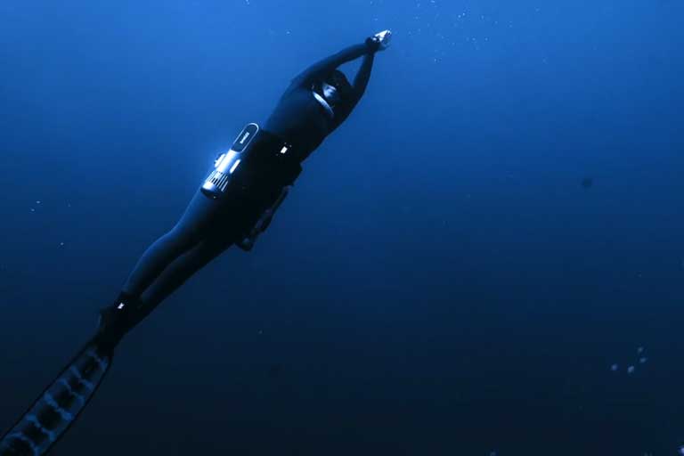 Jetdive Pro underwater scooter gives hands-free propulsion to divers