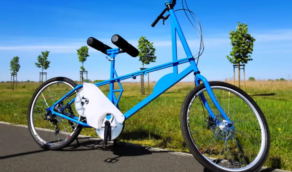 A swinging drive bar replaces traditional pedals for arm-powered cycling.