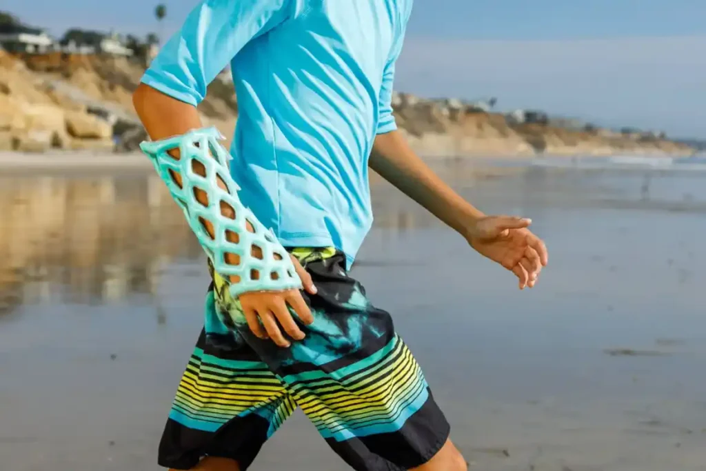 Lightweight waterproof cast designed for daily activities. 3. Open lattice structure allows airflow around the skin.
