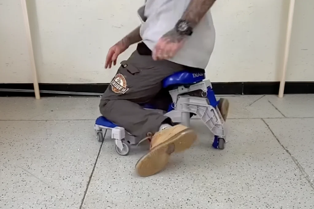 The compact design allows Kneaze to maneuver in tight spaces.