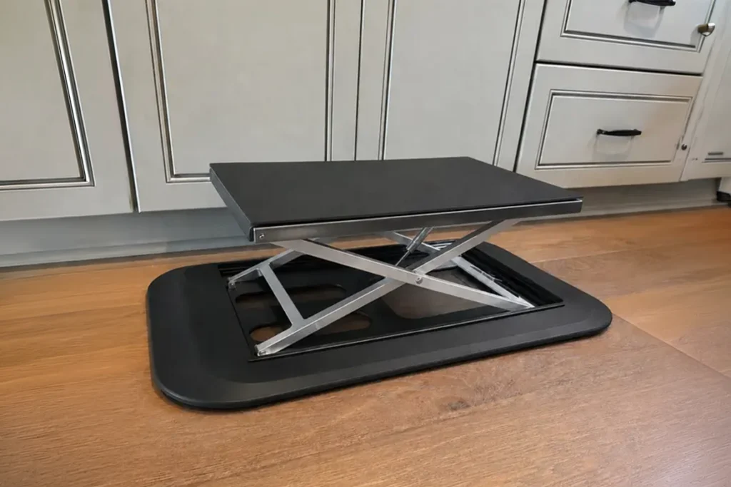 A foot press activates Rizer Matโs built-in scissor lift mechanism.